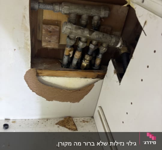 צנרת חשופה בקיר עם תיקון חלקי